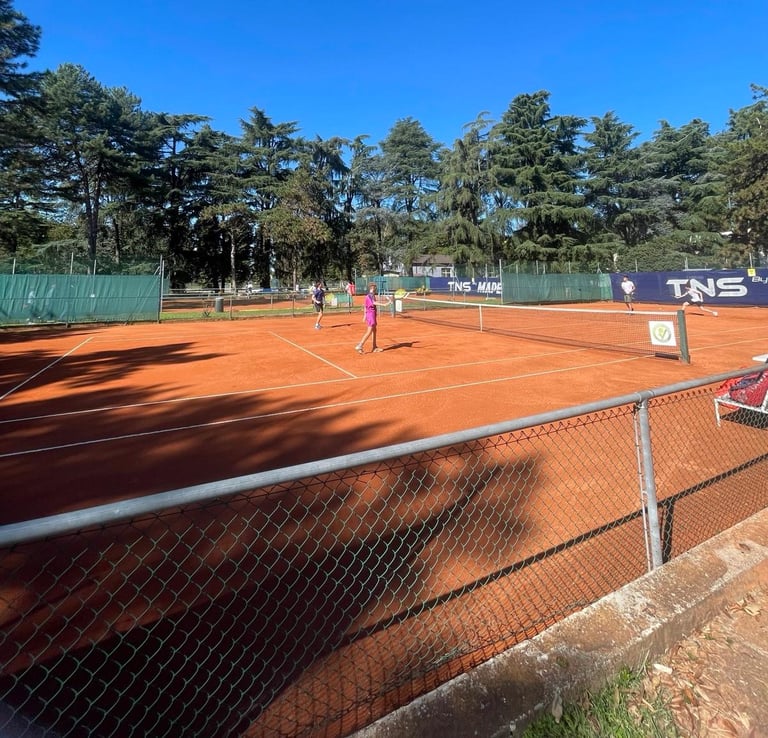 Campo da tennis in terra rossa presso il Centro Tennis Aeronautica, Milano.