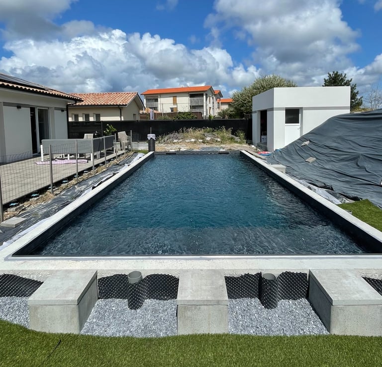 Construction d'une piscine à Mios de 9m x 4m, liner gris anthracite