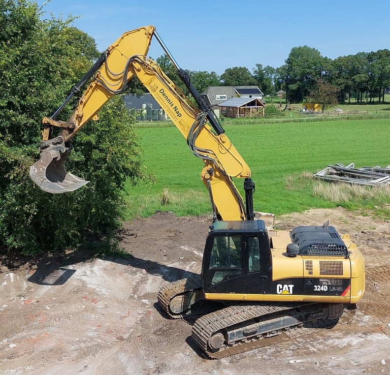 a construction worker is using a hydraulic hydraulic excavator