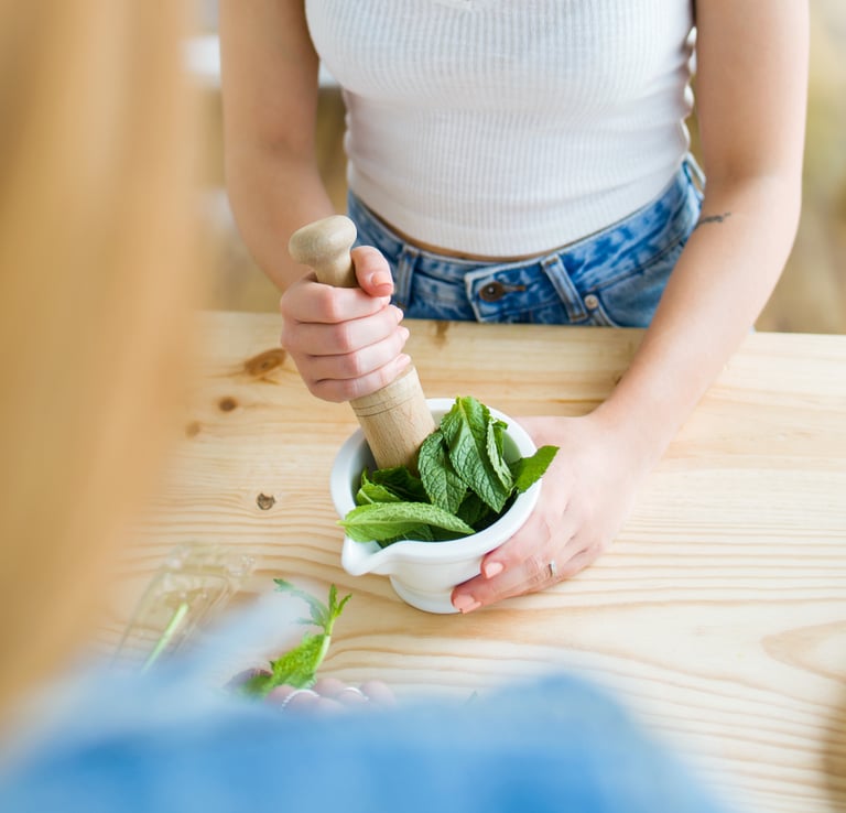 mujer moliendo menta