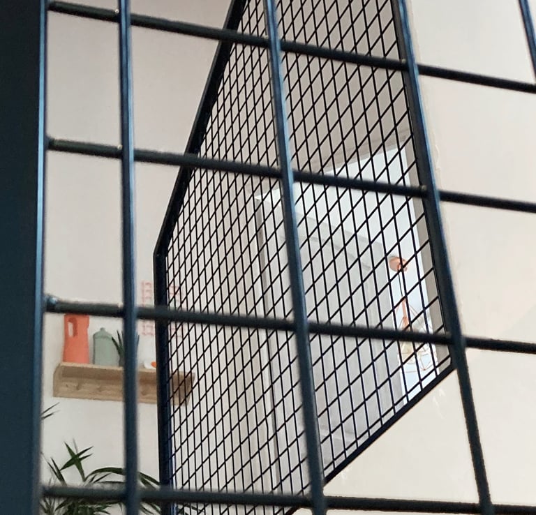 cage d'escalier avec garde -corps en acier noir 