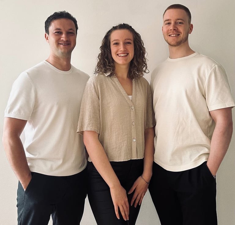 FRAMA Teamfoto – Johannes, Eva und Linus vor weißem Hintergrund