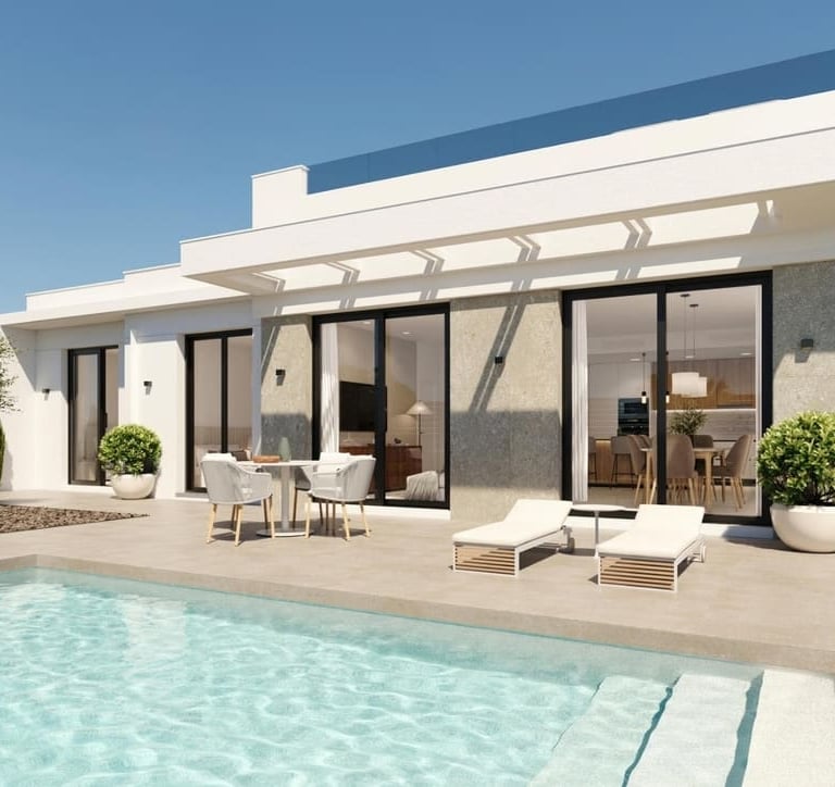 Villa de luxe moderne avec piscine privée, chaises longues et espace repas extérieur sur le patio.