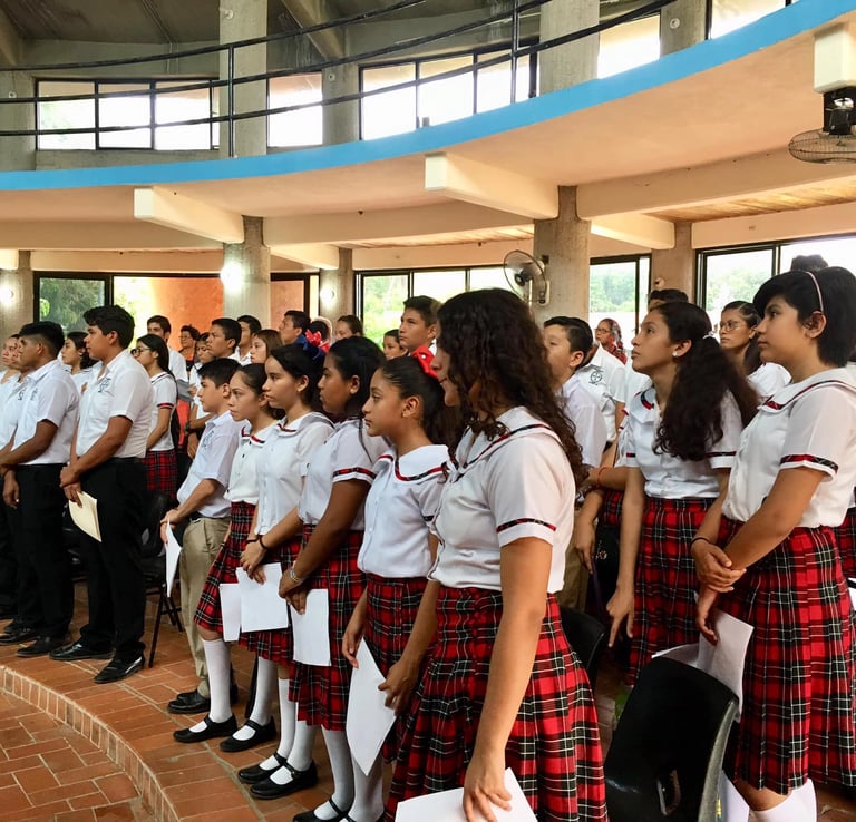 Alumnos cantando en un coro