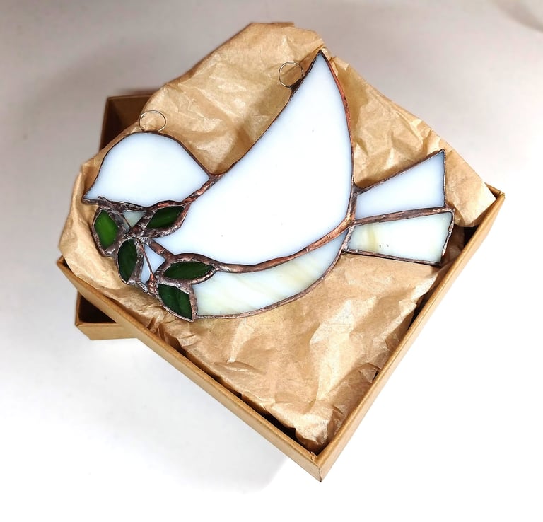 les rameaux, oiseau en vitrail teant dans son bec une branche de rameau