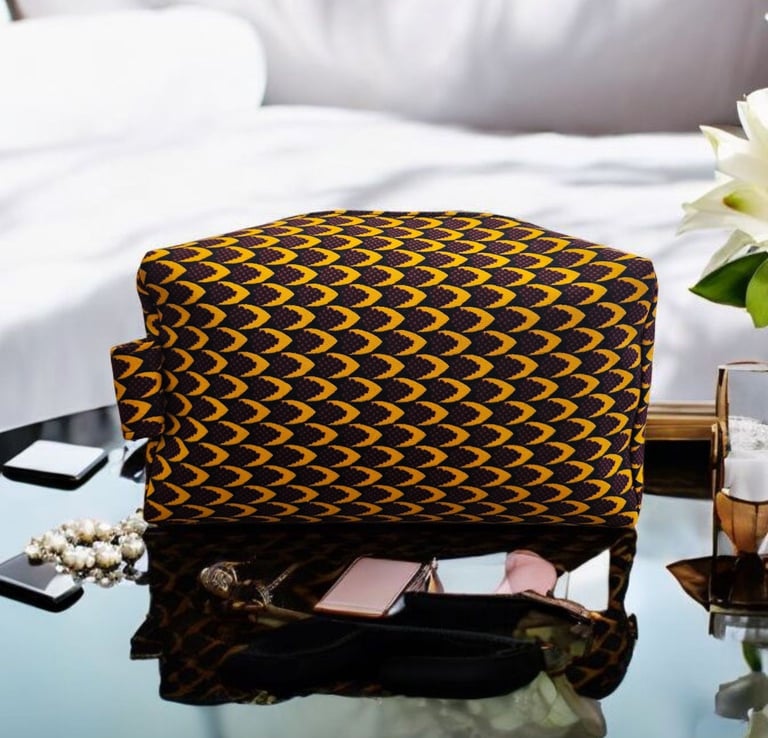 Trousse de toilette et maquillage en wax marron jaune à motifs africains écailles de poisson