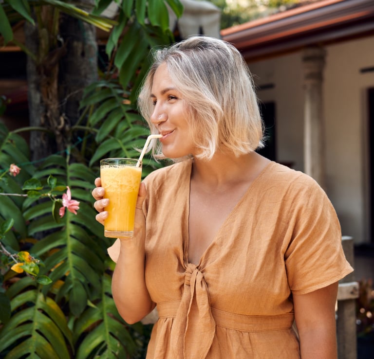 Mujer bebiendo un zumo