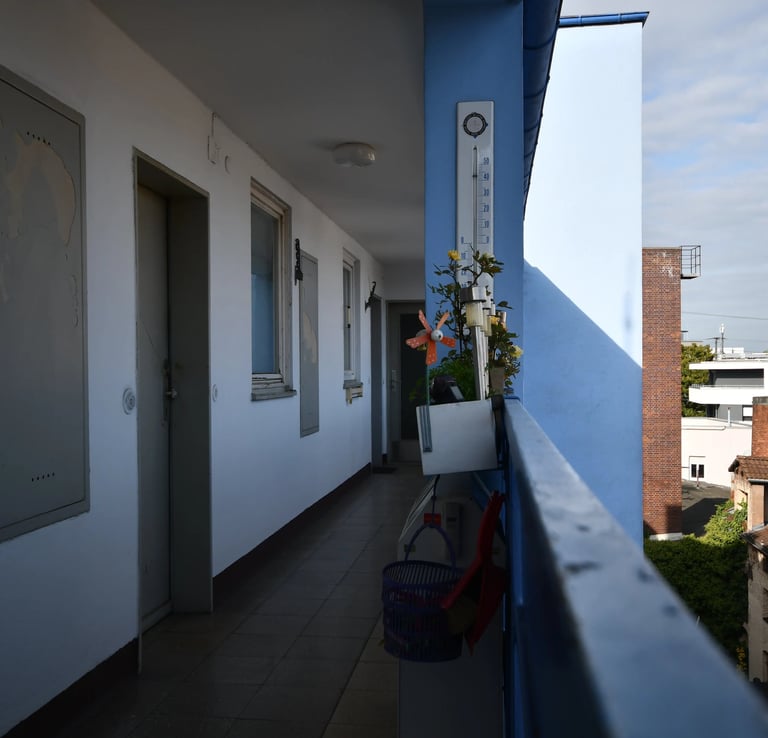 1-Zimmer-Apartment in der Nürnberger Südstadt – Zugang über Laubengang mit Blick auf die Umgebung.