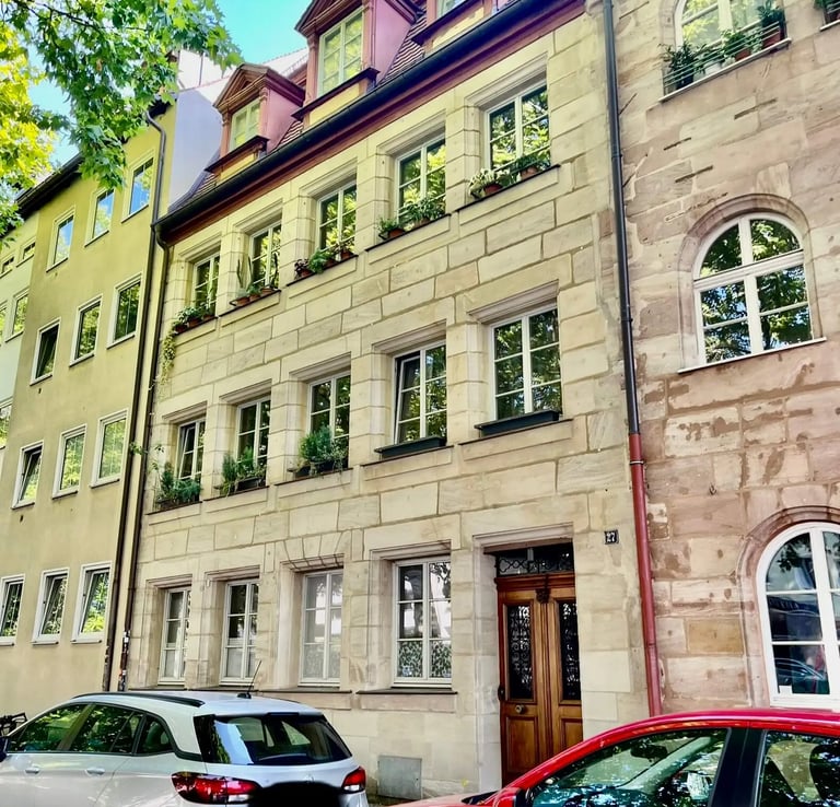 Altbau-Mehrfamilienhaus in zentraler Lage von Nürnberg mit historischer Fassade.