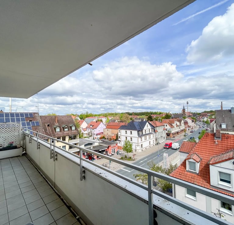 Großer Balkon mit Weitblick über die Dächer der Innenstadt von Stein.