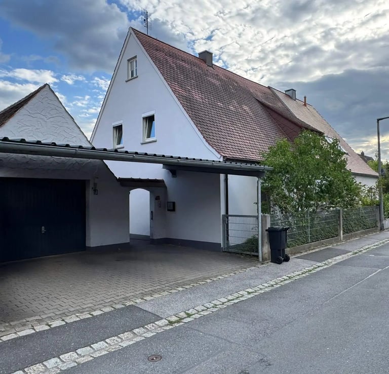 Doppelhaushälfte mit Carport und Einfahrt in einem Wohngebiet in Fürth-Stadeln.