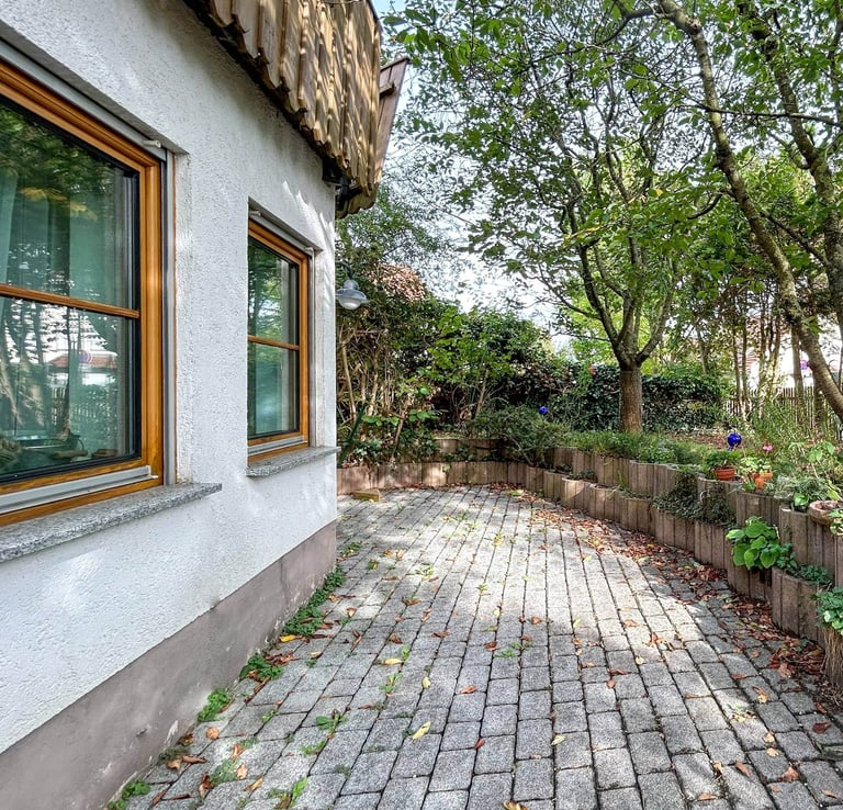 Terrassenbereich eines Hauses in Fürth-Vach – Außenaufnahme zur professionellen Vermarktung durch Reidelbach Immobilie