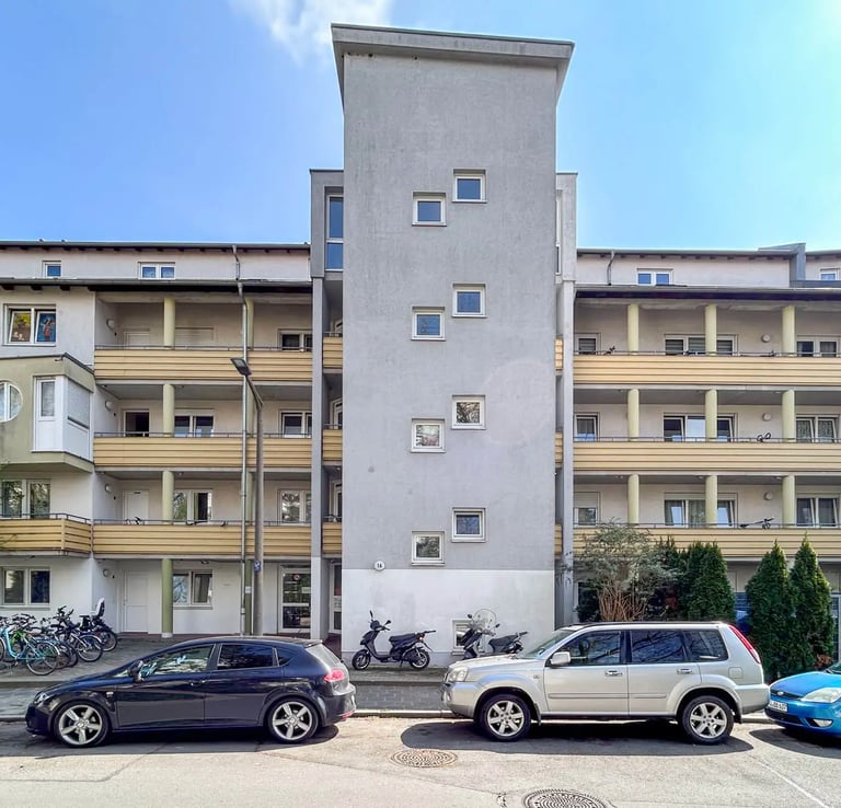 Mehrfamilienhaus in Fürth-Poppenreuth mit mehreren Balkonen und modernem Eingangsbereich.