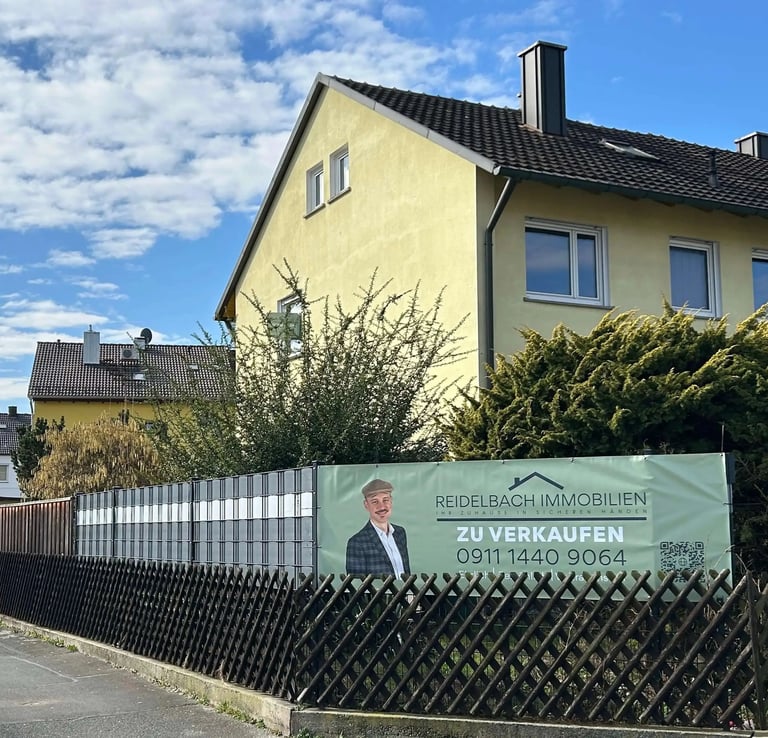 Verkaufsschild von Reidelbach Immobilien in Fürth-Stadeln – Ihr regionaler Partner für den erfolgreichen Immobilienverkauf