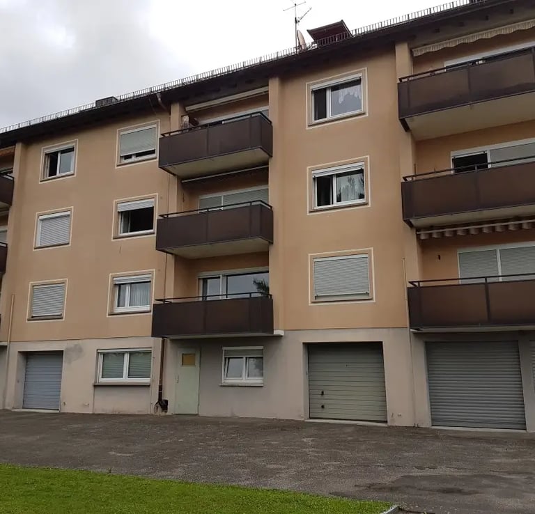 Mehrfamilienhaus in Fürth – Außenansicht einer gepflegten Wohnanlage, vermarktet durch Reidelbach Immobilien.