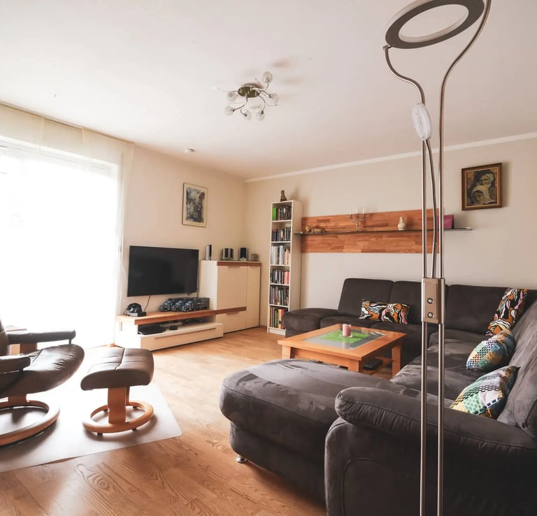 Helles Wohnzimmer einer Wohnimmobilie in Fürth-Hardhöhe – Beispiel für hochwertige Objektpräsentation - Reidelbach Immobilien