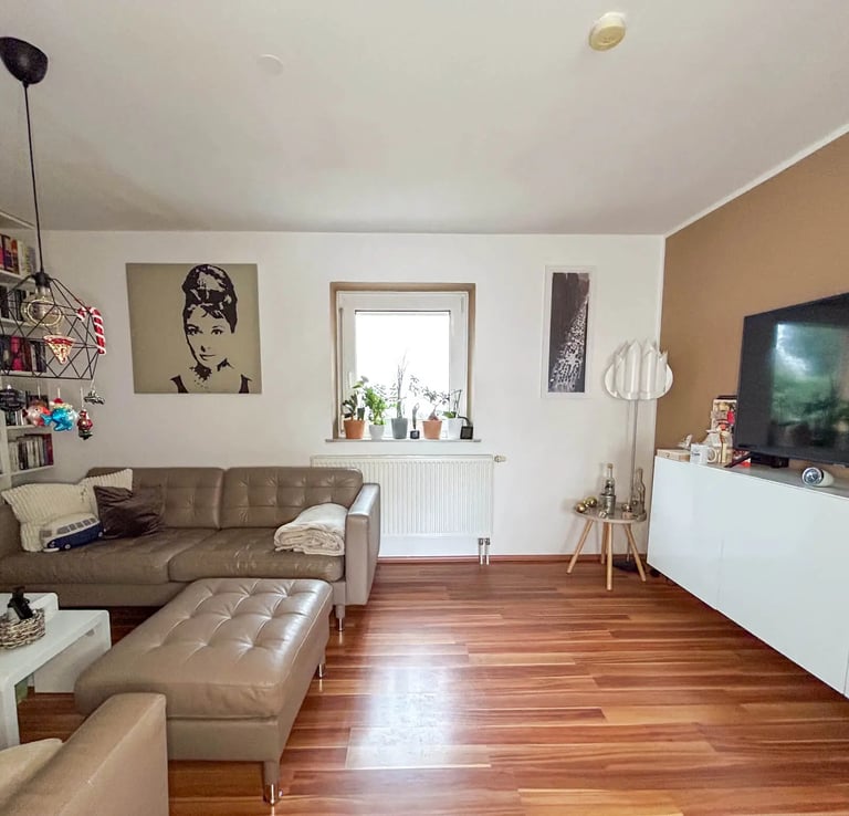 Wohnzimmer mit großer Bücherwand und moderner Einrichtung in Großgründlach.