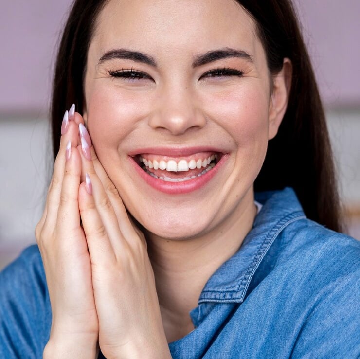 woman wearing blue teeth whitening
