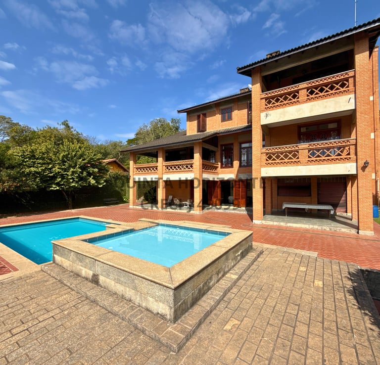 Vende-se luxuosa e sofisticada residência - alto padrão – acabamento em espécie de madeira nobre