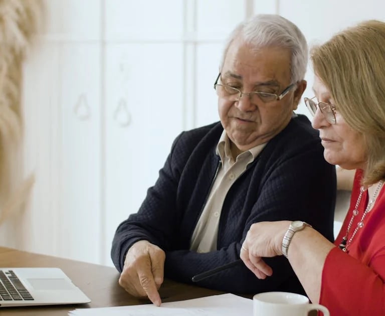 Seniorzy planujący przyszłość finansową – renta dożywotnia jako sposób na bezpieczną emeryturę. Fundusz Hipoteczny Optimum.
