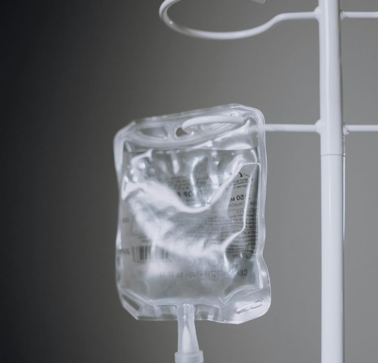 una bolsa de suero en infusión intravenosa