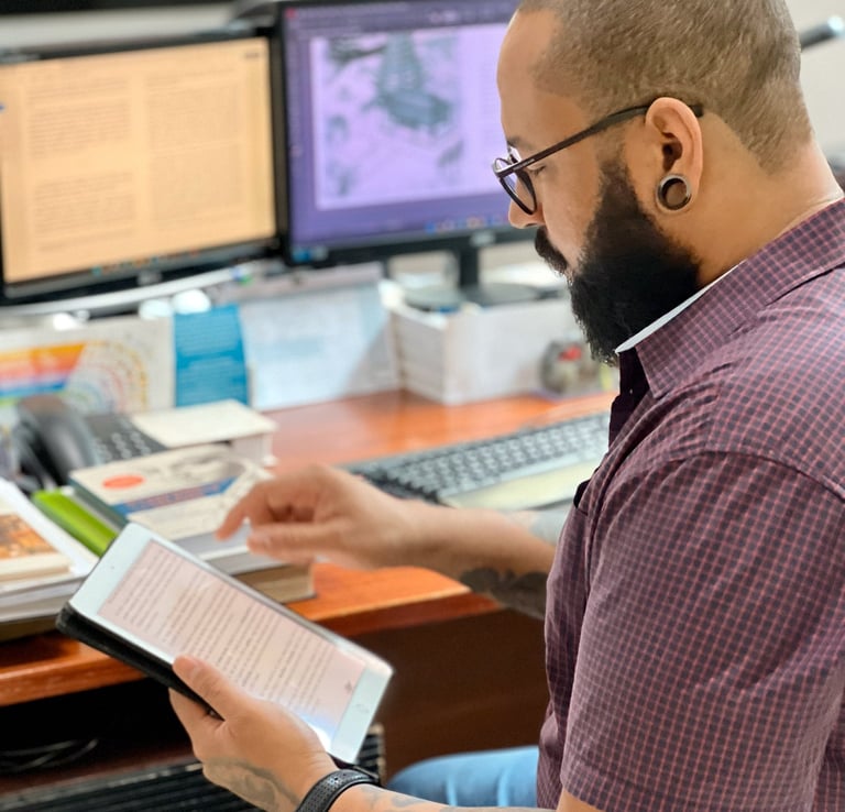 Diagramador profissional trabalhando nas revisões do projeto gráfico de um novo livro