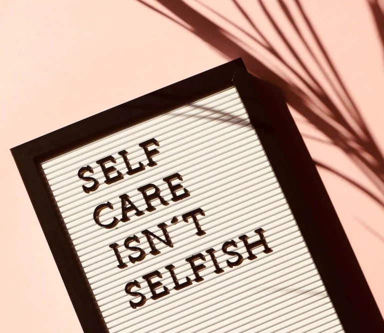 Photo d'illustration avec phrase Self Care Isn't Selfish