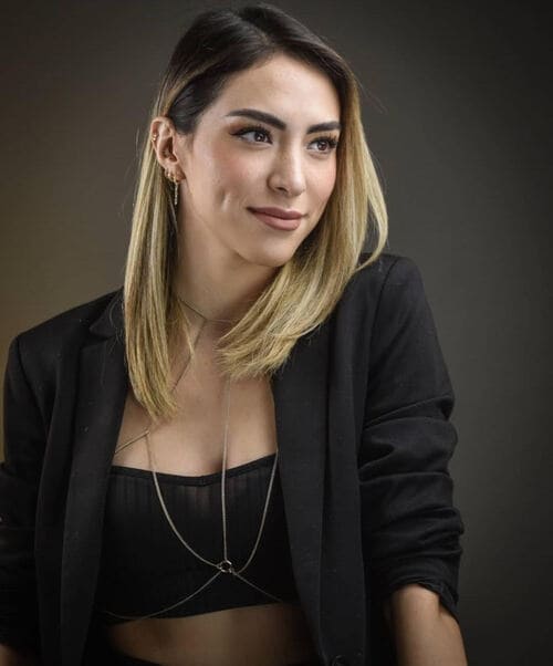 Retrato profesional de una mujer con cabello rubio, que viste una chaqueta negra.