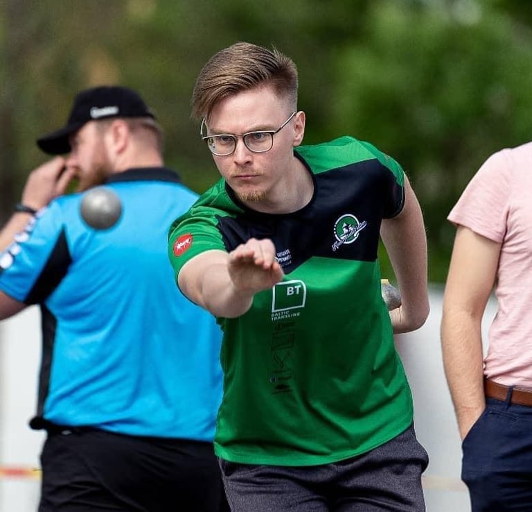 Robertas Travkinas atlieka mušimą varžybose