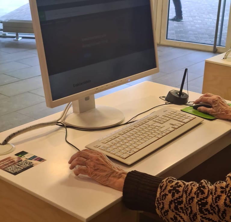 A senior customer using a computer at an SEB branch