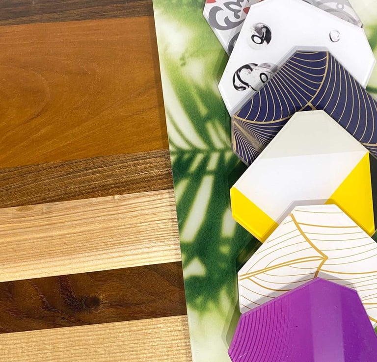 différentes matières : bois massif et polycarbonate très coloré