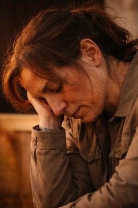 vrouw steunend op hand