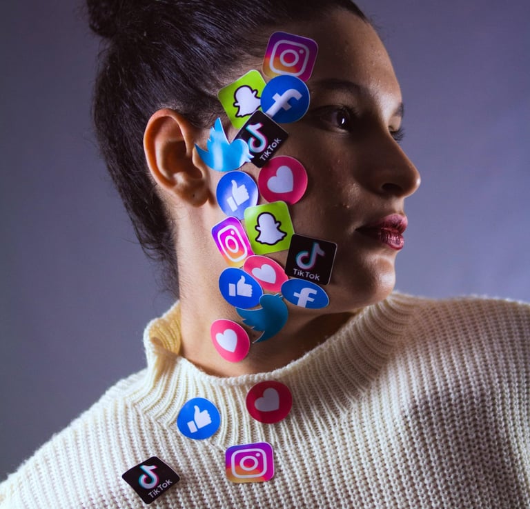 une femme avec dans le visage plusieurs logo de réseaux sociaux divers