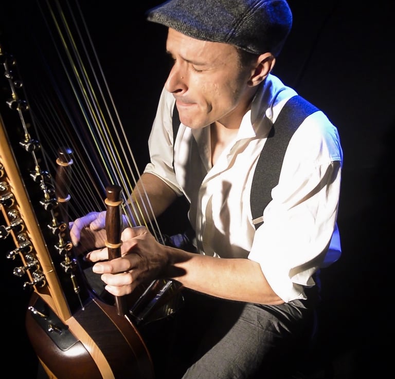 Jérôme De Cuyper en train de jouer sur la kora chromatique Jazzy-Kora