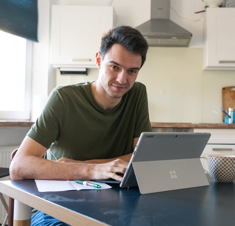 Paul Stich arbeitet an seinem Laptop - Copyright Paul Stich - Foto: Asja Ahmetovic
