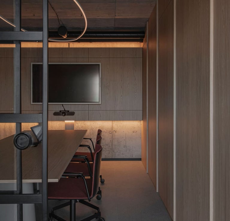 Modernus biuro interjeras Kaune, SBA Urban, susitikimų kambarys, medis, betonas, šviestuvas