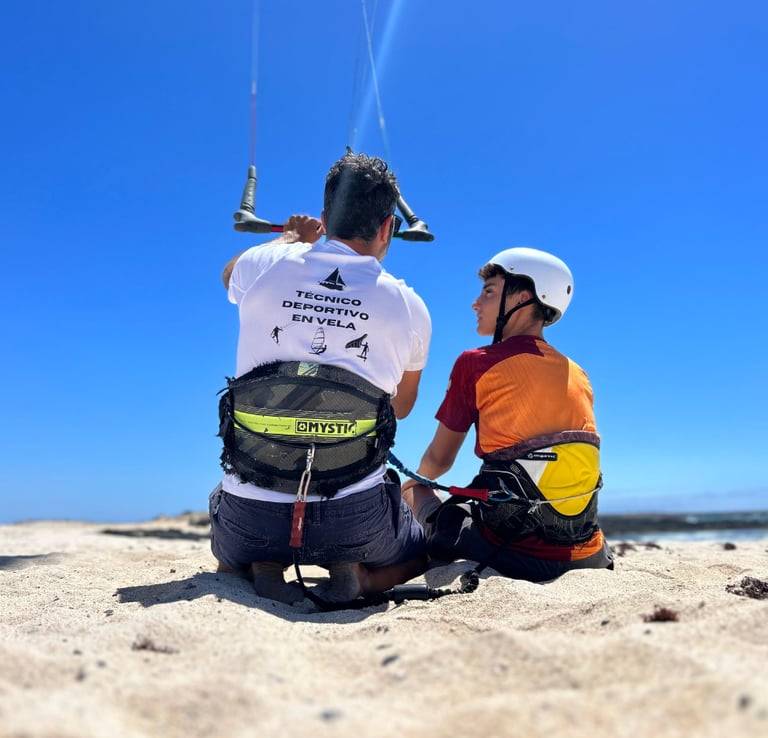 El instructor dando una clase de kitesurf individual en arena