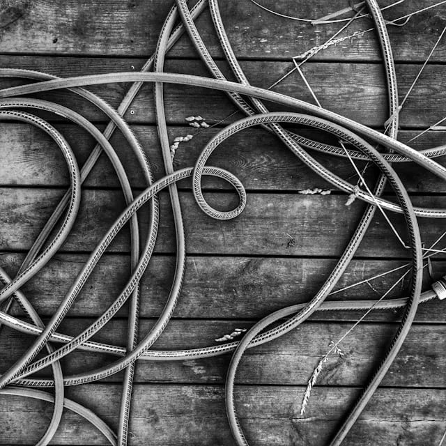 Varios Cables gruesos conectados sobre una superficie de madera.
