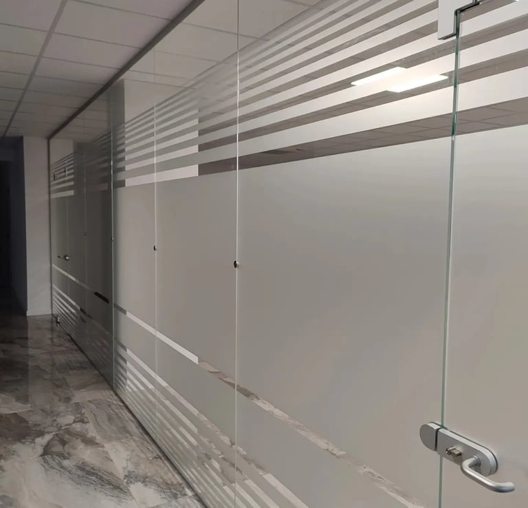 Veidrodinės ir matines pleveles klijavimas