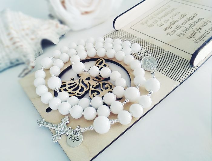 Sidabrinis baltas personalizuotas rožančius iš akmenukų pirmosios komunijos proga.