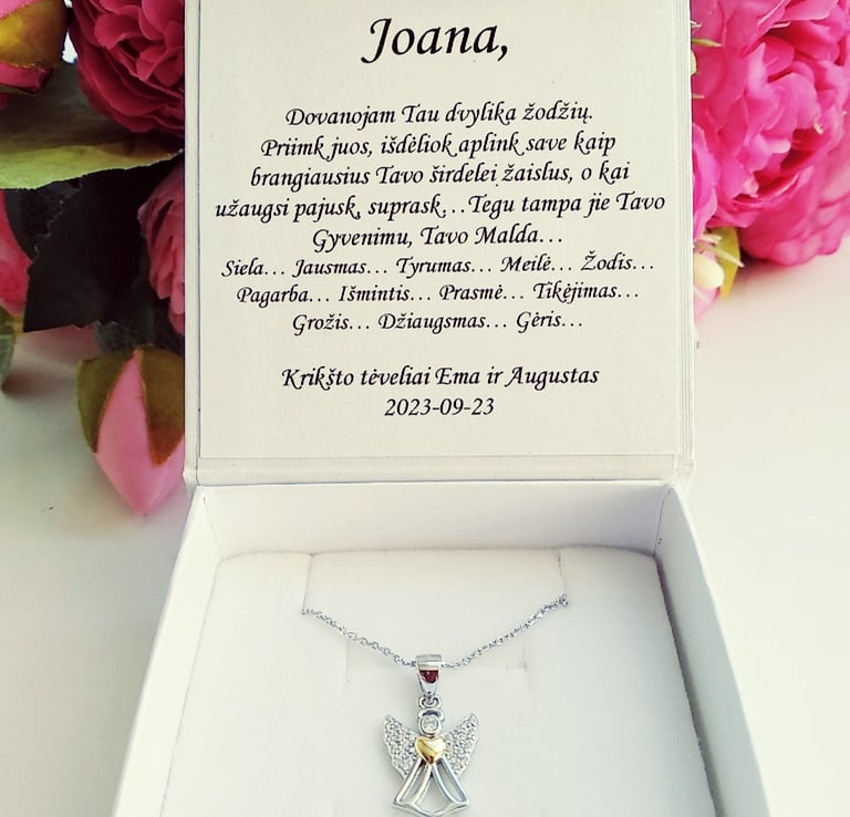 Sidabrinis pakabukas angeliukas dėžutėje su individualiu sveikinimu krikštynų proga