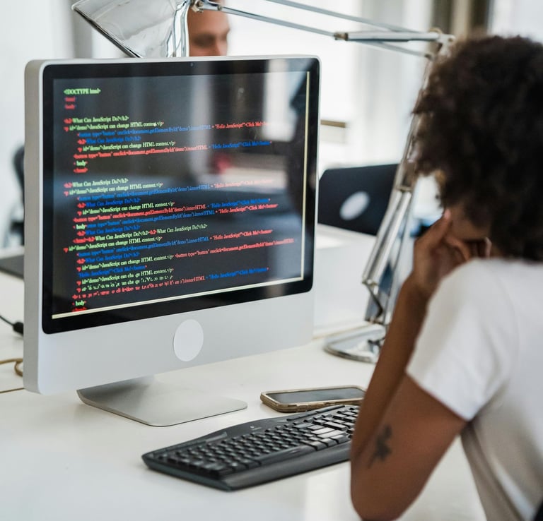 image d'un ordinateur qui fait de la programmation 