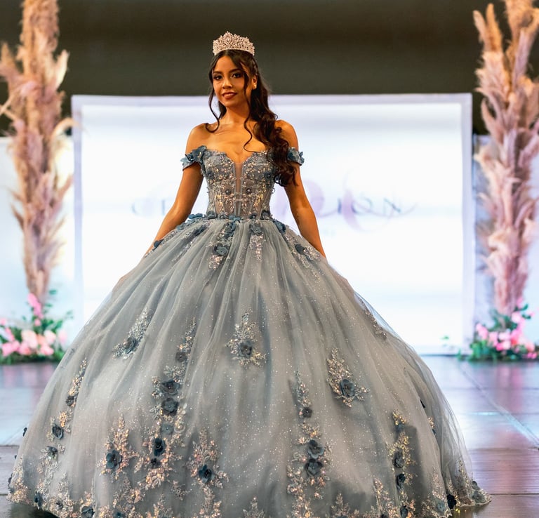 mujer con vestido de xv años en expo celebraciones