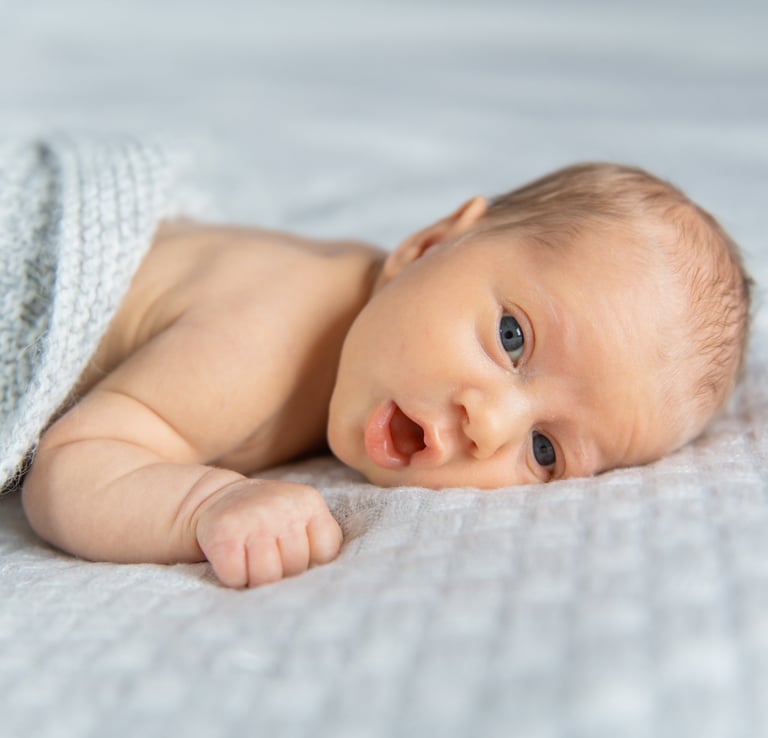 photo de naissance, bébé qui regarde, à Mons