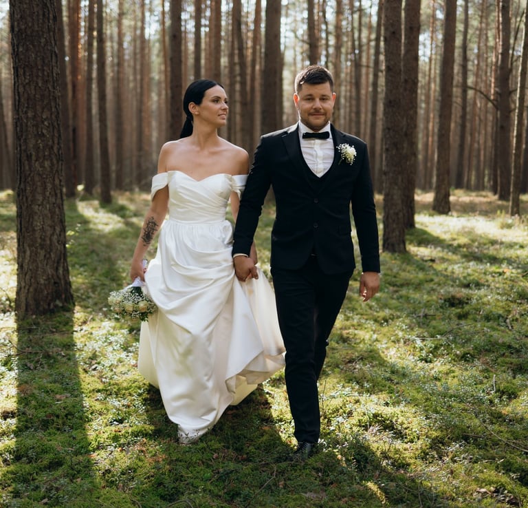 Nuotaka ir jaunikis eina mišku susikabinę už rankų