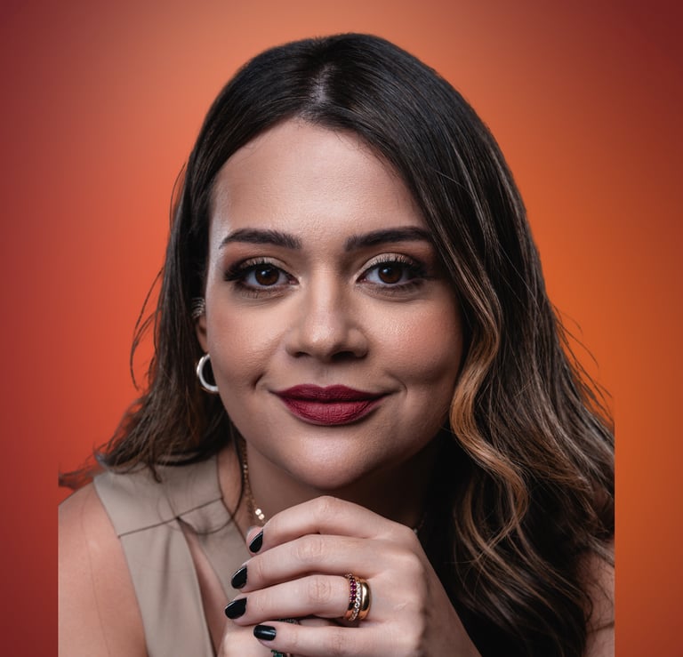 Retrato profissional de mulher sorrindo, fundadora da ExpatriTax Brasil.