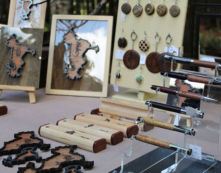 Objets artisanaux en bois présentés dans l’atelier Touch' de bois