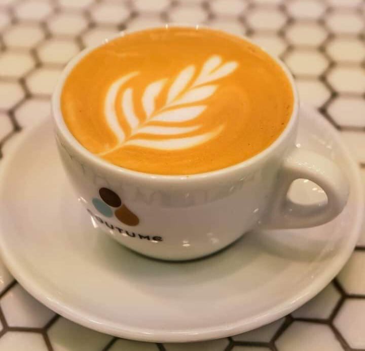 un cappuccino avec un beau latte art ! 