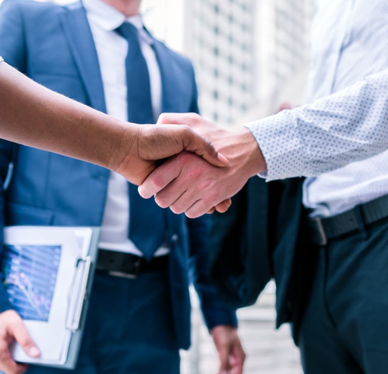 médico apertando a mão de consultor