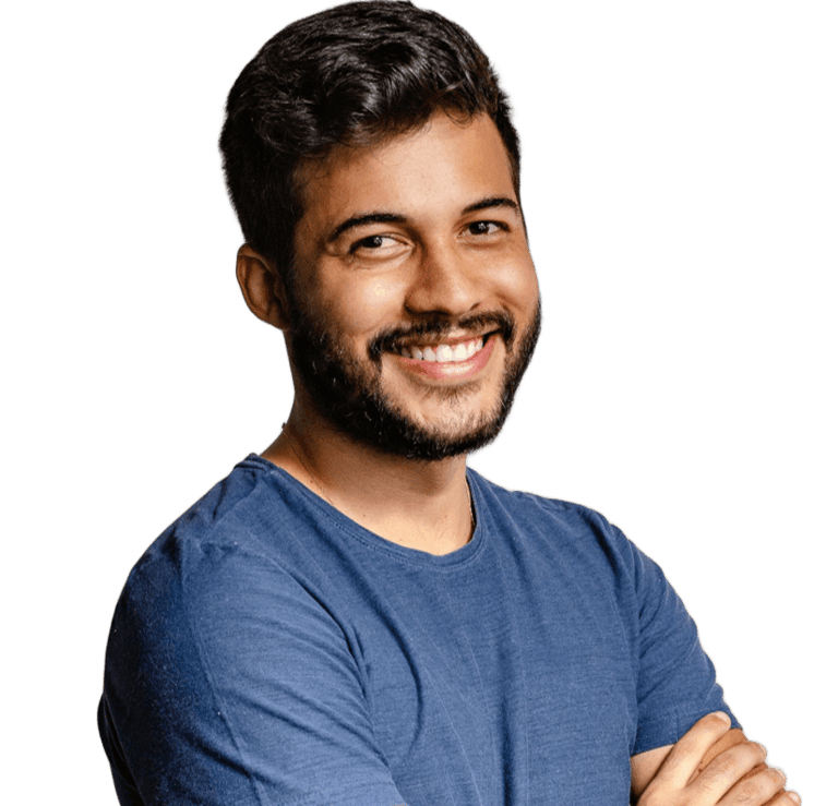 Hombre con camiseta azul con brazos cruzados y sonriendo